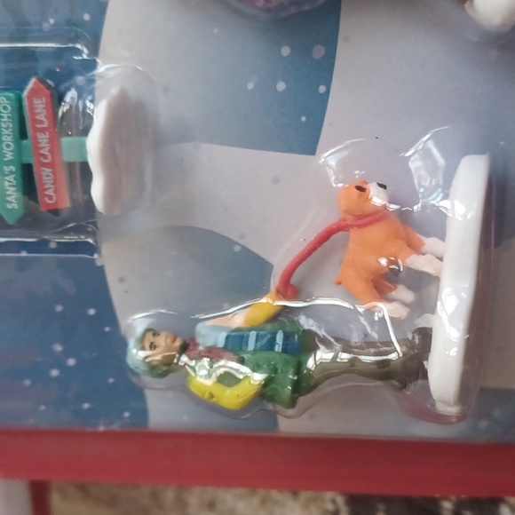 4/$30 New Winter Village Miniatures - Picture 3 of 7